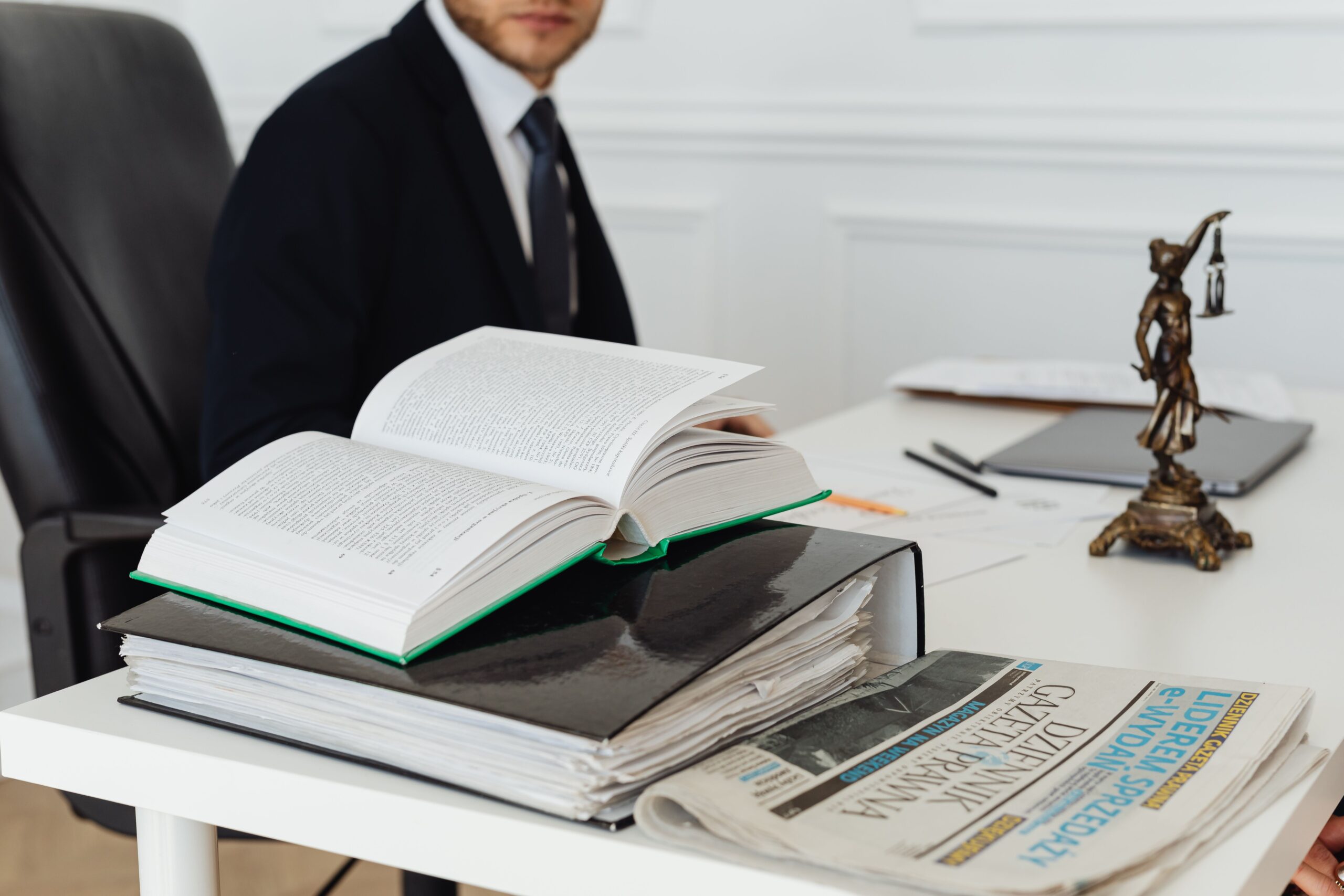 Avocat consultant un dossier juridique dans le cadre d’une procédure de CRPC